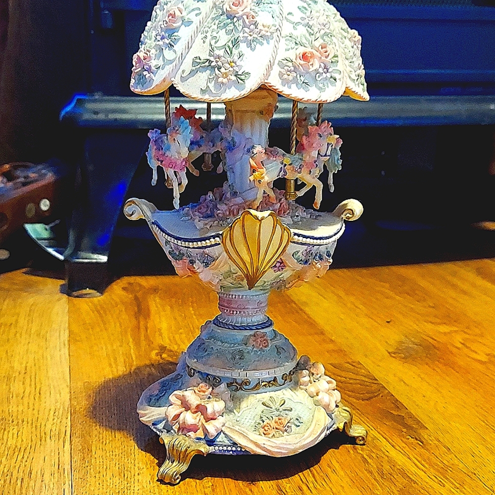 Antique horse carousel 🎠
